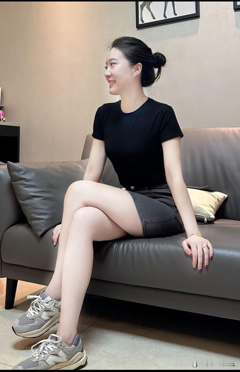 看看气质女神的穿着搭配吧简简单单的搭配也挺好的，主要是我皮肤好，穿什么都好看，嘻