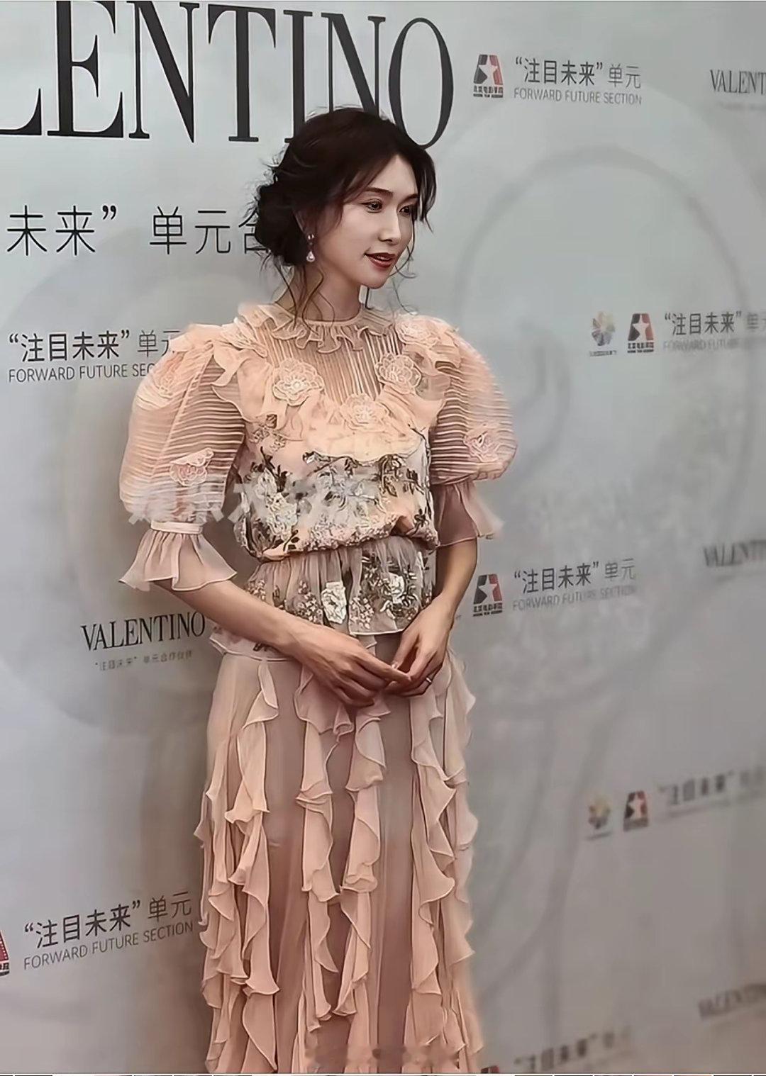 林志玲婚后好像和以前不一样了，没有以前那种自信的感觉了​​​