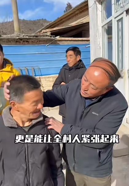 “这个村长火了！”村长利用自己权利，让26个村民无偿照顾村里的“傻子”，而这一照