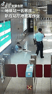 地铁站的一幕，太暖心了[赞]