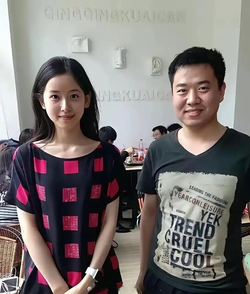 其实刘强东在富豪里真不算丑的，在同龄人里五官算标致了，只不过因为章泽天长得太漂亮