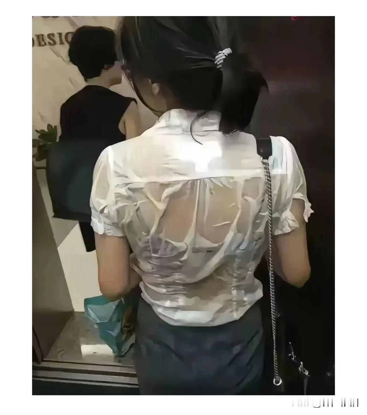 美好的生活需要我们用勤劳和汗水来换取，这位全身湿透的美女，值得我们每一位国人的尊