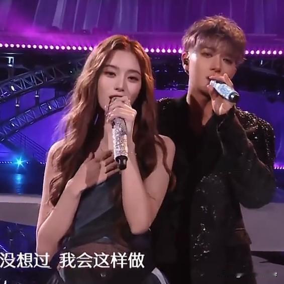 12月31日，黄子韬摁头徐艺洋，他真勇啊！看到有人说真夫妻就是好磕，还有人说好