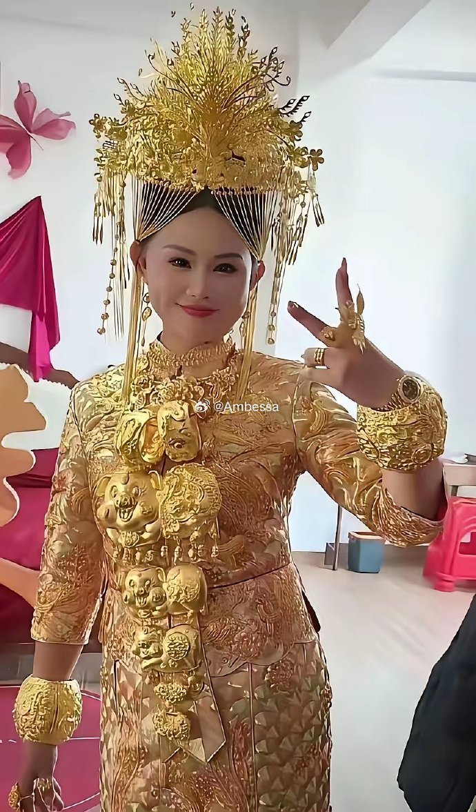 我滴天，新娘子一身都是黄金啊！这家里得有多有钱，直接跨越阶级了！