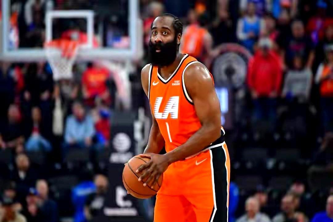 末节独砍20分的伦纳德，简直不讲理。三节打完比分还咬着呢，82-81。结果末