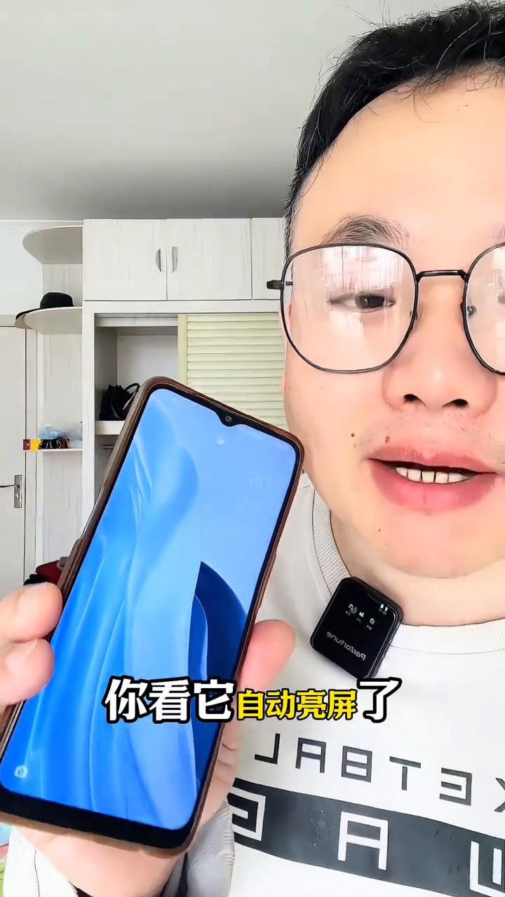 以后看手机屏幕不要再按电源键了。大家以后看手机屏幕或者是在锁屏的时候不要再按电