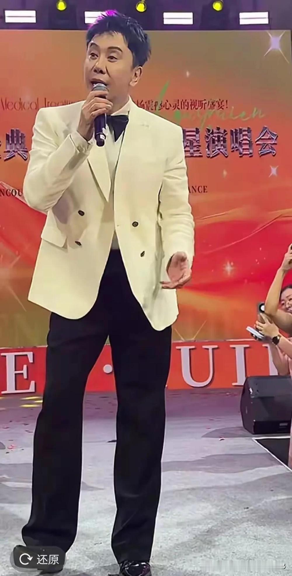 这位男明星可是在90年代跟费翔一样火的大明星，如今老了也只能在这种小地方搞商演，