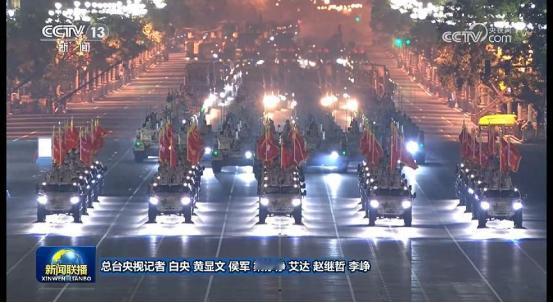 央视把第二次演练的画面放出来，很多人先盯着“有没有四代重坦”。答案很直白：排头还