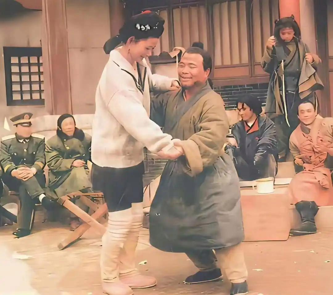 原来武大郎的扮演者真的那么矮呀[大笑]