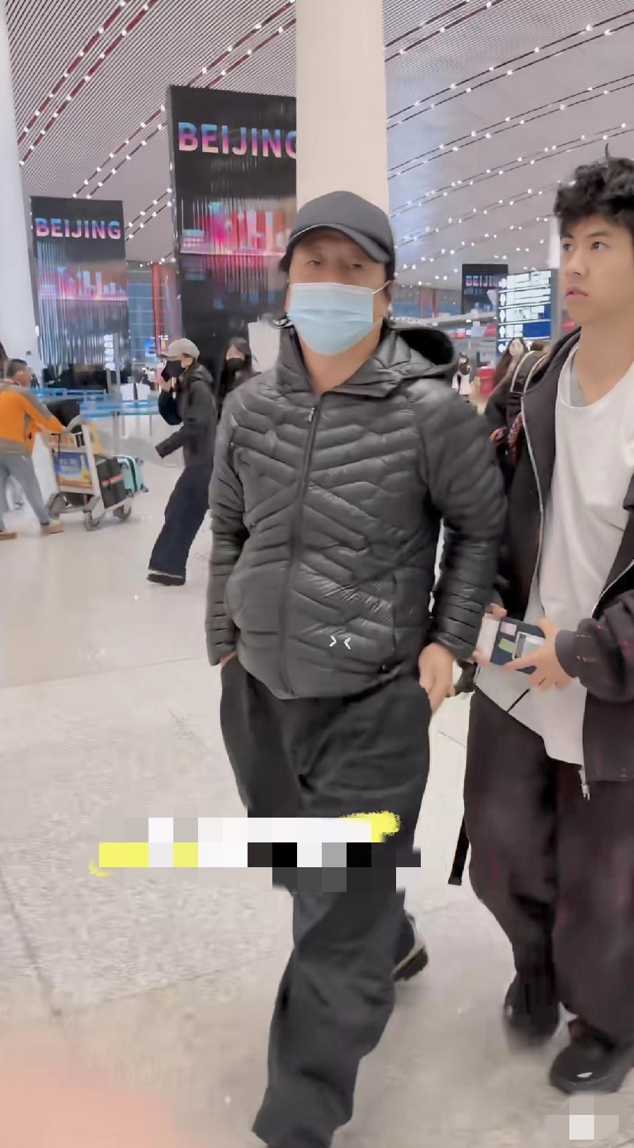 4月9日，郑钧送儿子jagger去外国留学，机场父子同框，16岁jagger个子