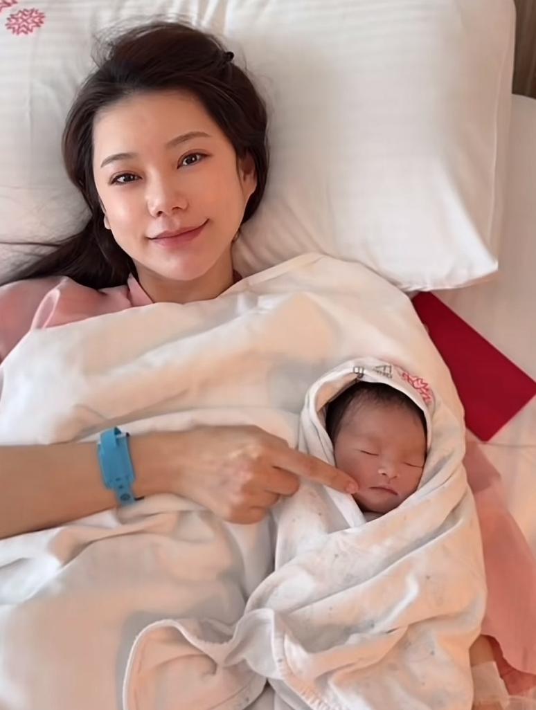 马莜梅产子，与大S生产有什么不同？汪小菲并没出现在张兰晒的照片里，只看到虚