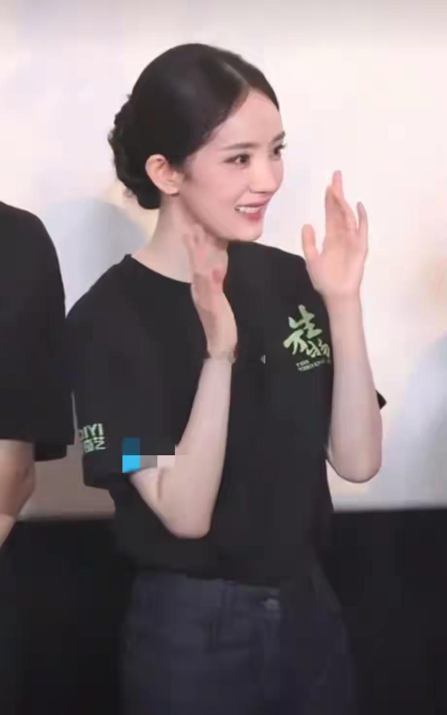 杨幂亮相《生万物》看片会，简单黑T和牛仔裤勾勒修长好身材​​​