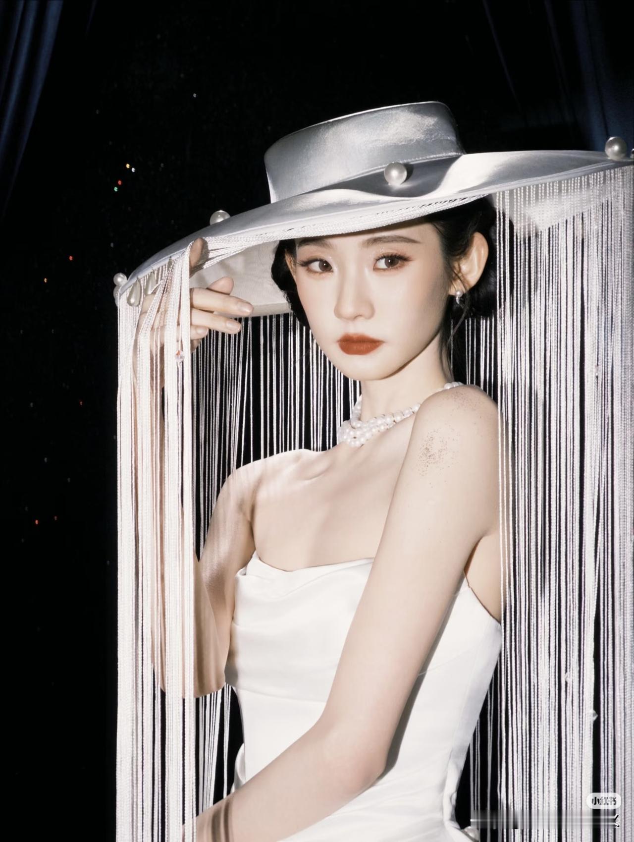 论白鹿如何一句话让张艺凡破防？前两天无聊之时打开综艺《宇宙闪烁请注意》里张艺凡