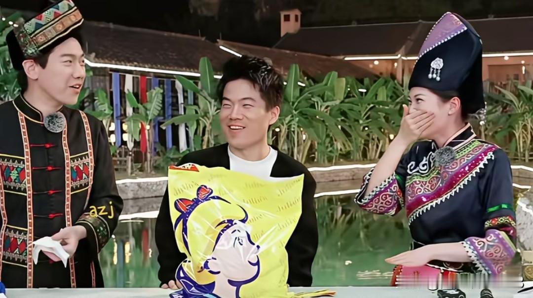 笑不活了，董宇辉和盼盼在直播间聊天。董宇辉说参加盼盼婚礼💒的事情。动物会说:我