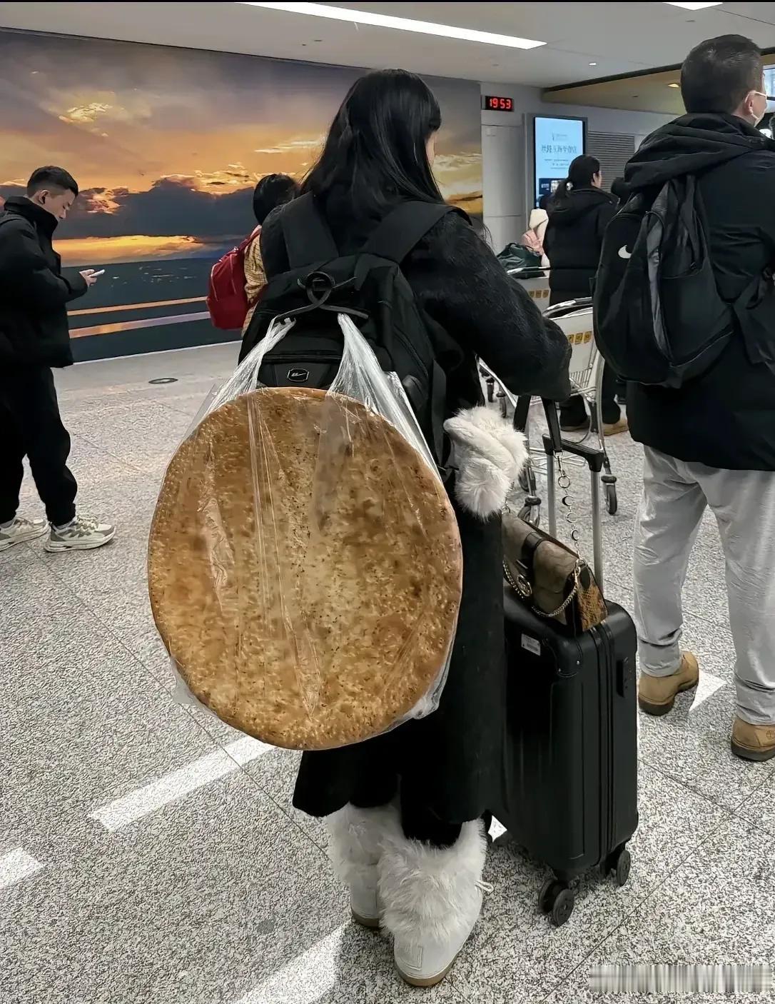 机场安检口的一幕，直接让整个通道炸开了锅！排队的旅客纷纷举着手机往前凑，负