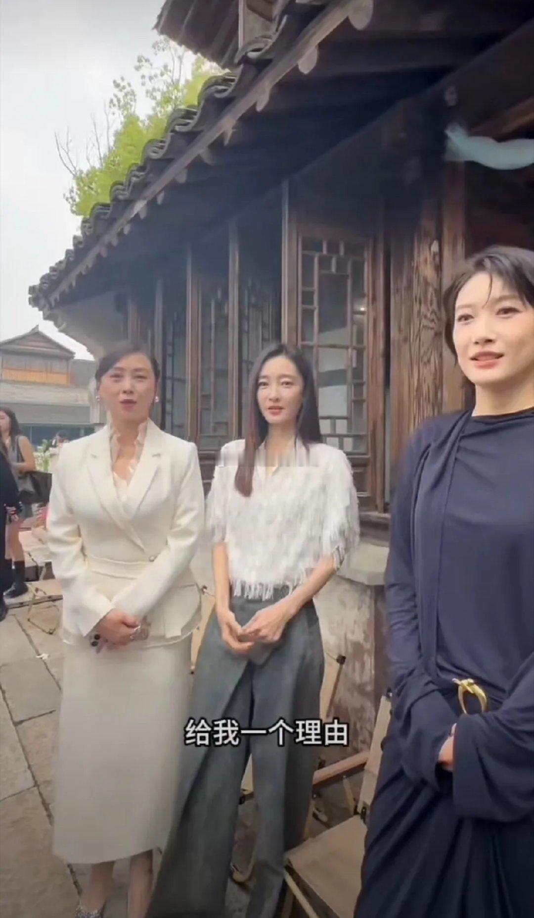 记者让翁虹、王丽坤配合镜头做动作翁虹特别认真反问：为什么要做犯傻的动作，我们是美