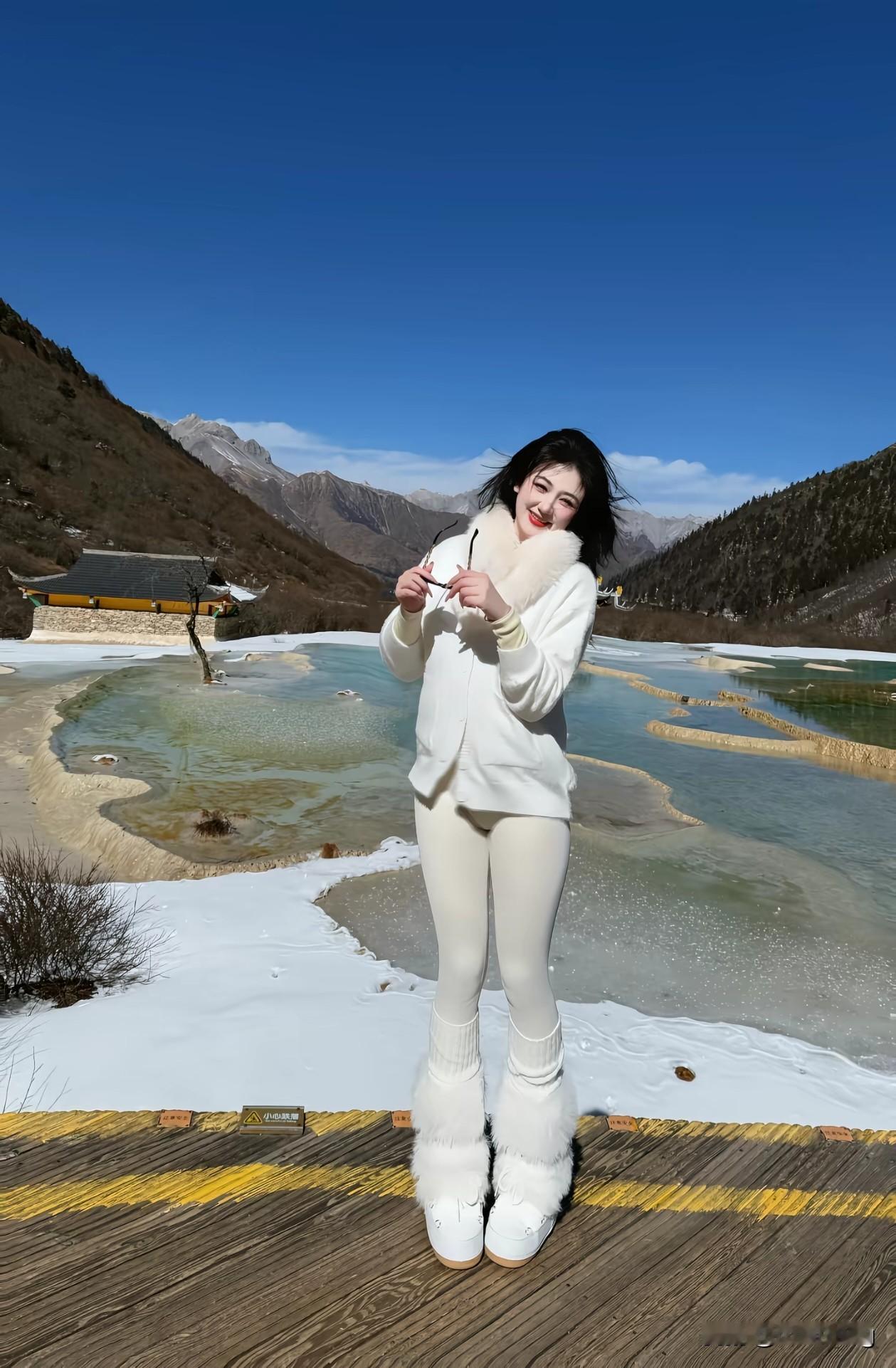 ❄️冬日仙境，遇见最美的自己！一身纯白穿搭，与黄龙的钙华池、雪山蓝天完美融合～