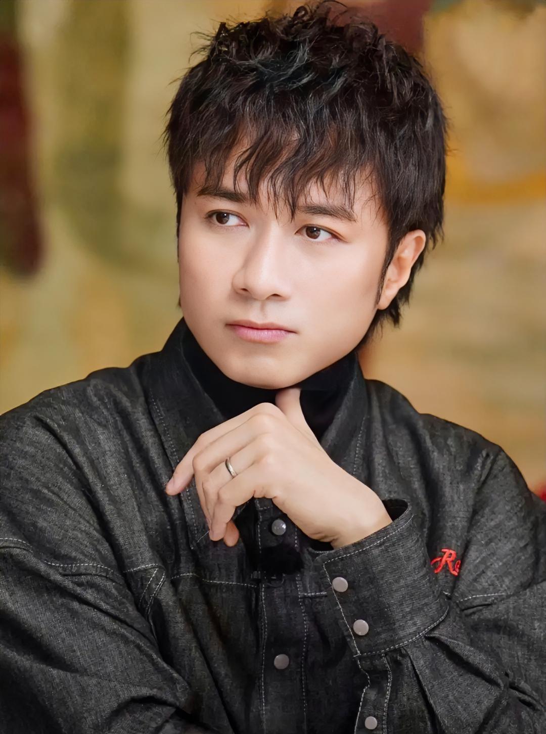 57岁生二胎不是搏命，是科学。他们咨询了所有能找的妇产科专家。妻子陈韵晴戒掉