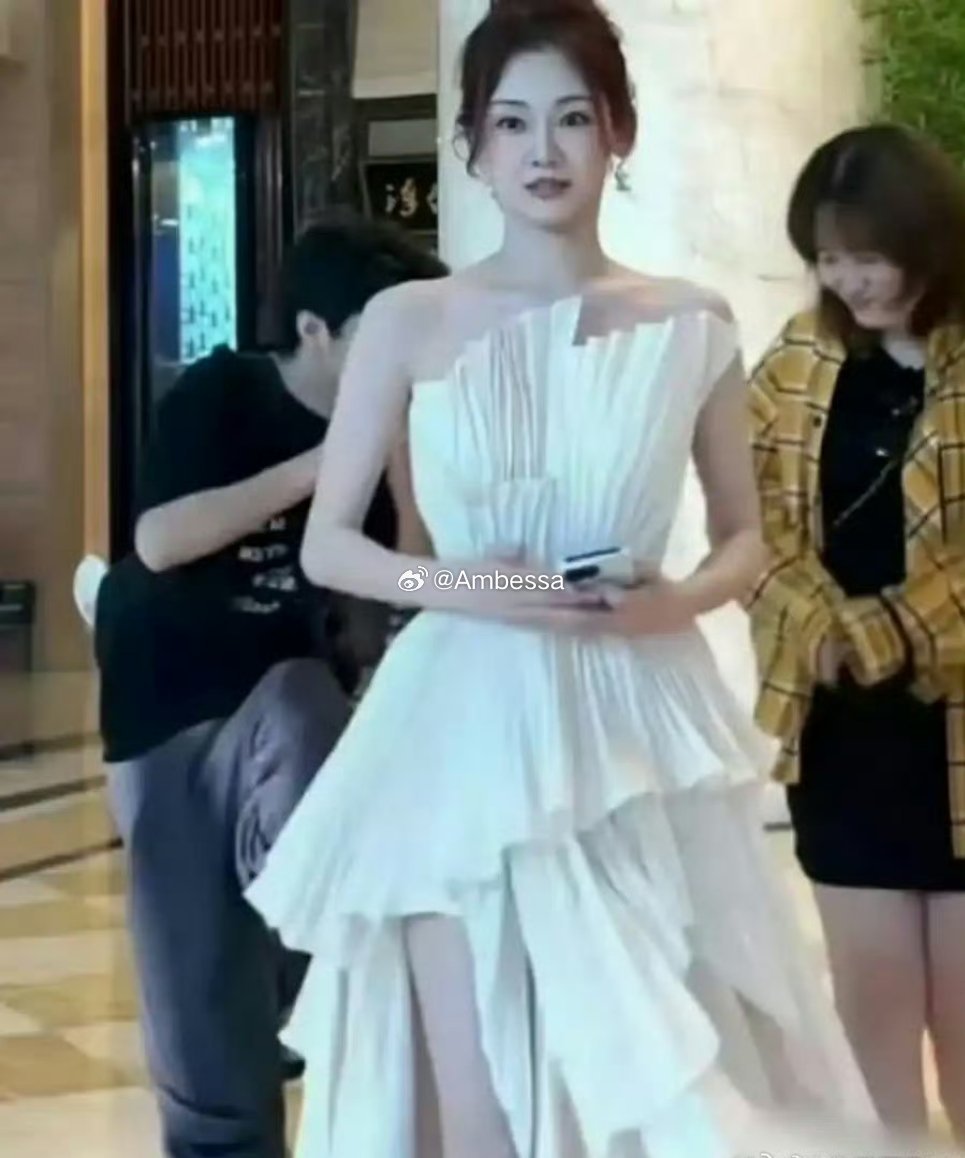 苗苗是我见过唯一一个，生了三个孩子，身上却没有一丝妈味儿的人​​​​​