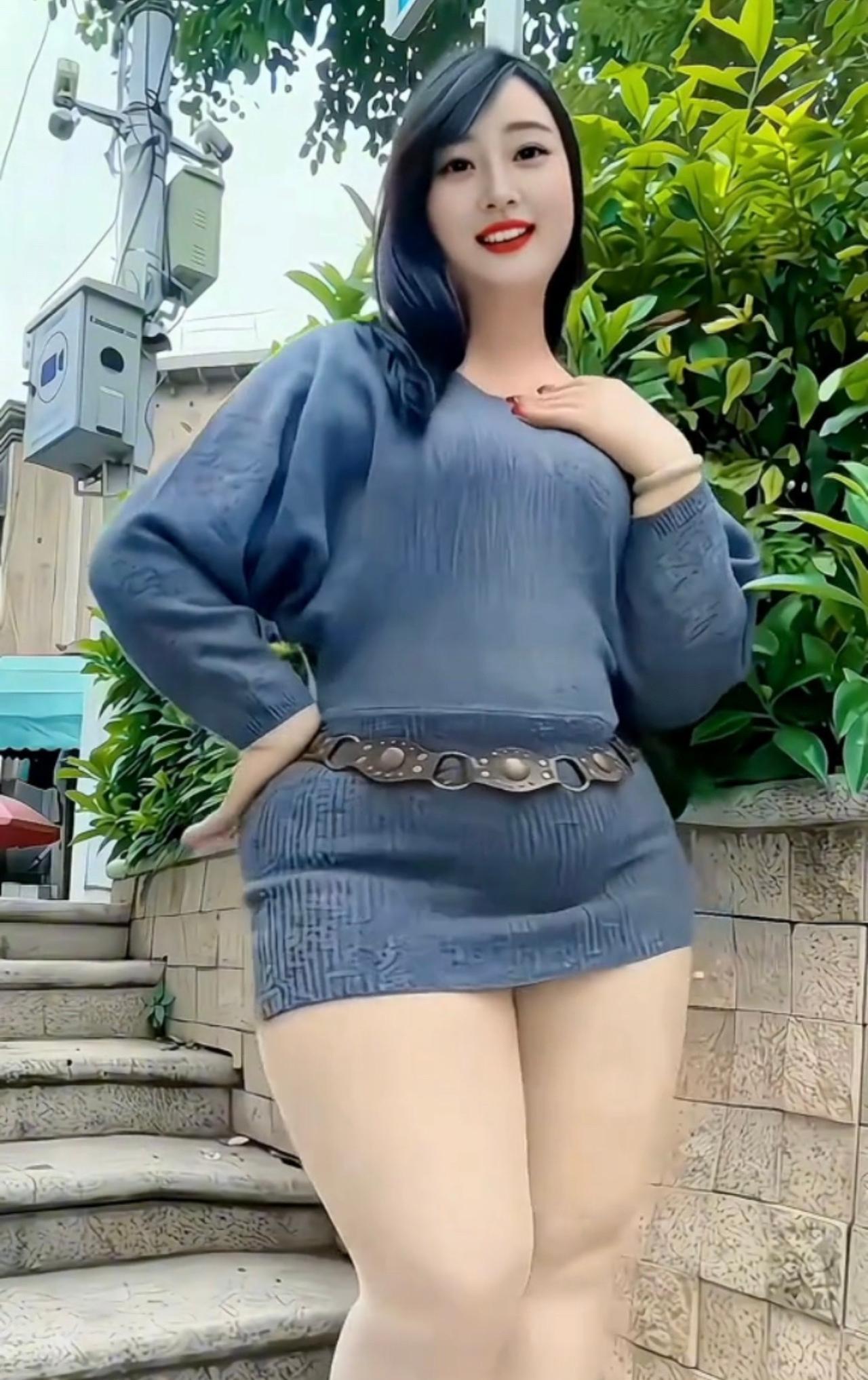 打油诗.胖姑娘蓝衫裹身显富态，腰带一横添风彩。笑对生活步子迈，胖妞也有好