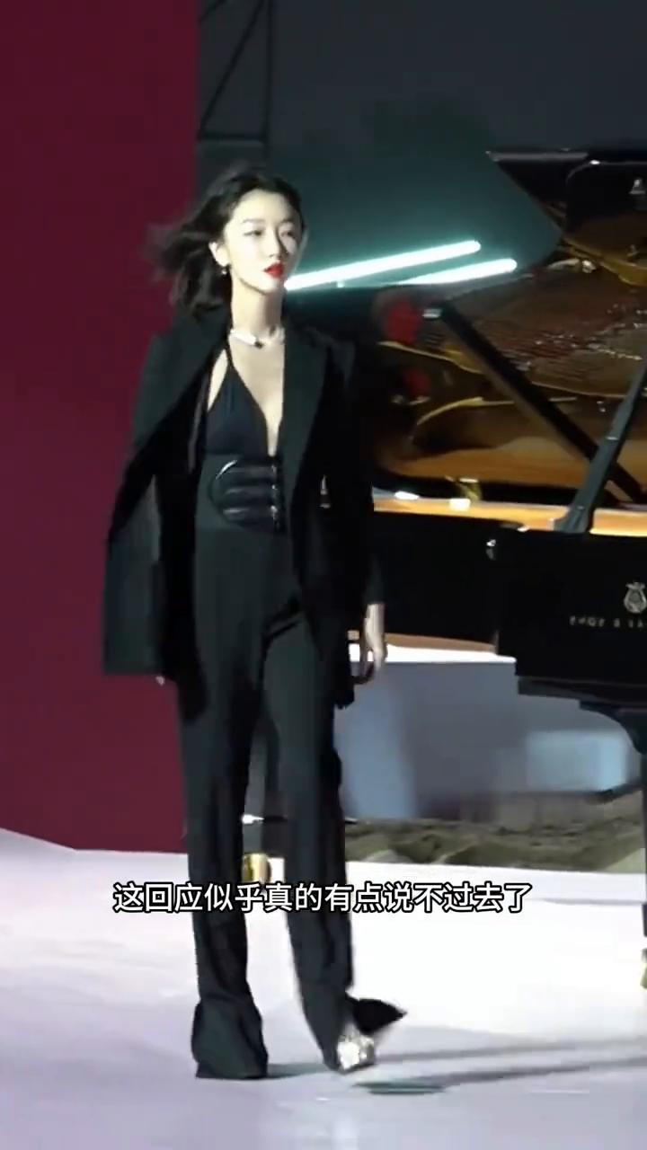 出席话剧忘词。这回应似乎真的有点说不过去了。周冬雨在阿那亚戏剧节开幕，出席话剧