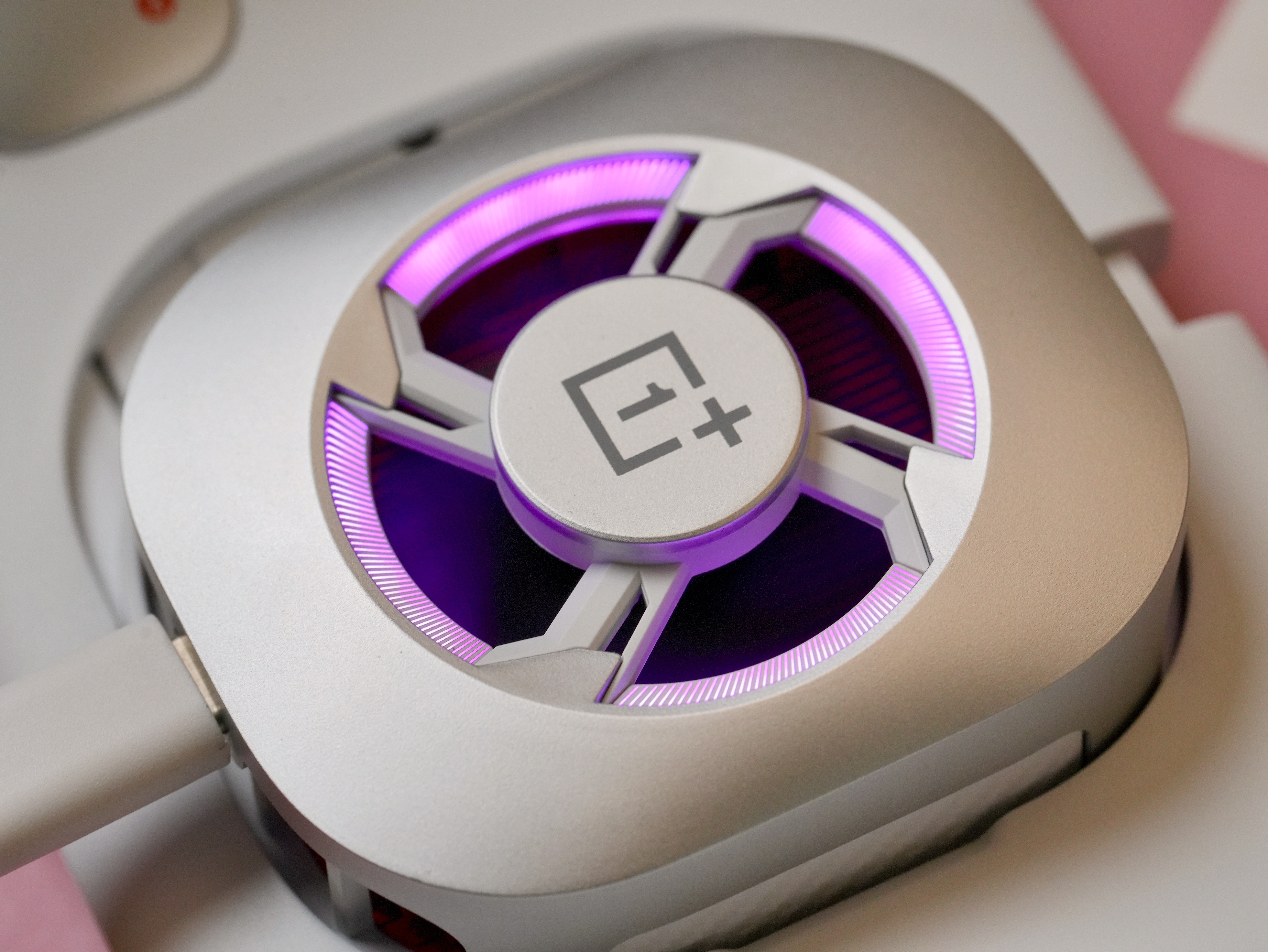 由一加Ace6至尊版组成的枪神掌机，在性能赛道已经颇为乏味的当下，是难得让人眼