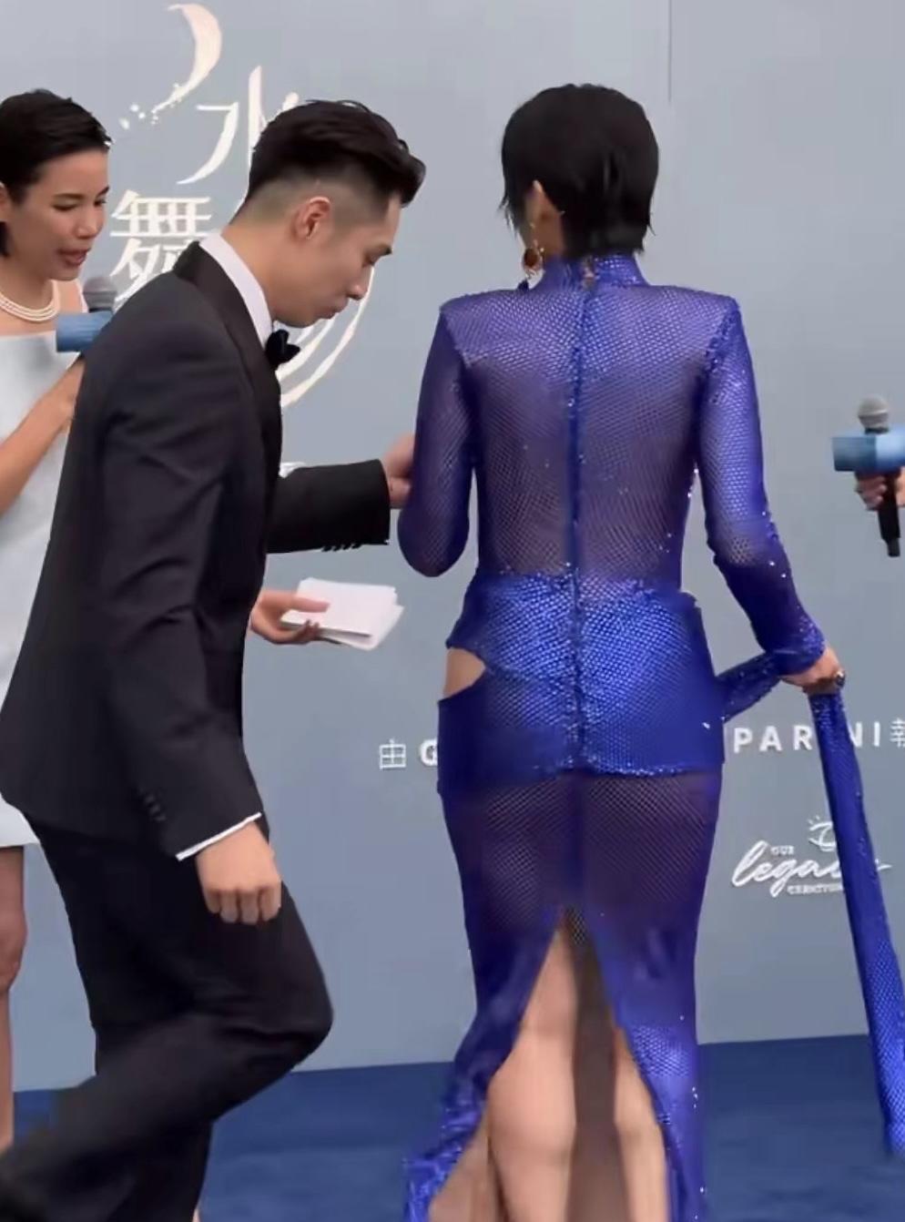 天呐！45岁胡杏儿太敢穿了，不转身还挺好一转身是不是有点尴尬？