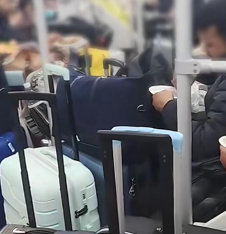 事情发生在上海地铁，有点让人不敢相信相信很多朋友在上海坐地铁的时候都应该清楚，