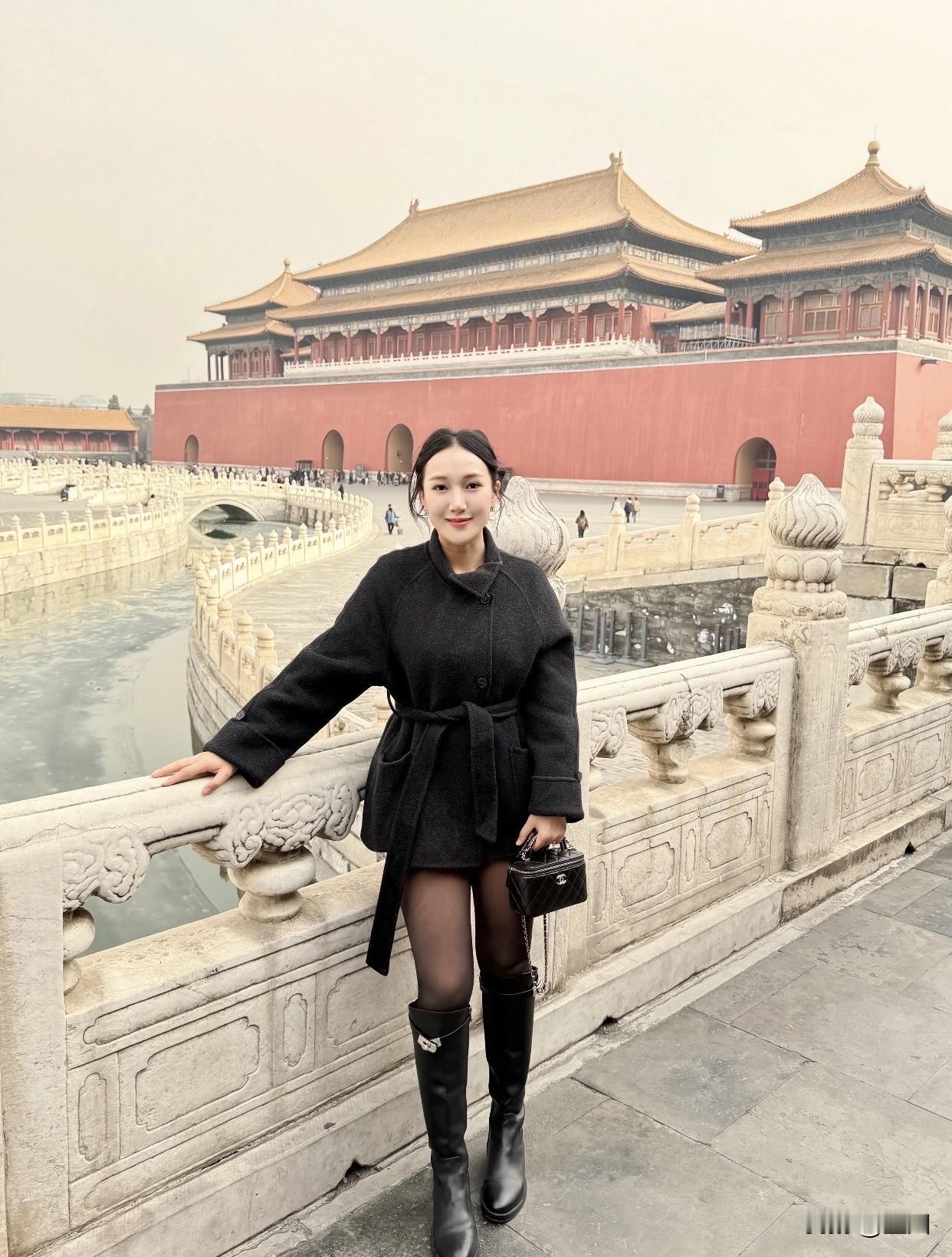 如何拥有迷人的气质?先从外在说起，穿衣得合身且适合自己，别盲目追流行。身材有缺点