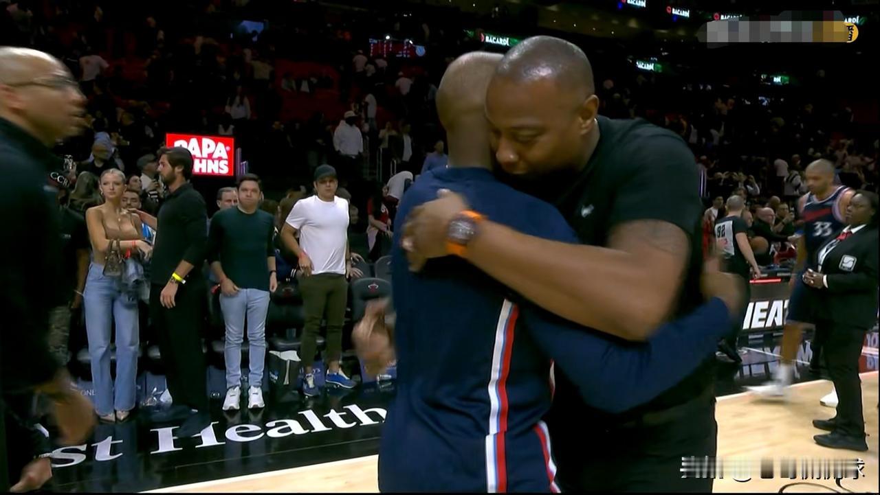 在今天快船客场以123：140输给热火的赛后，发生了特别温馨的一幕。当比赛的终场