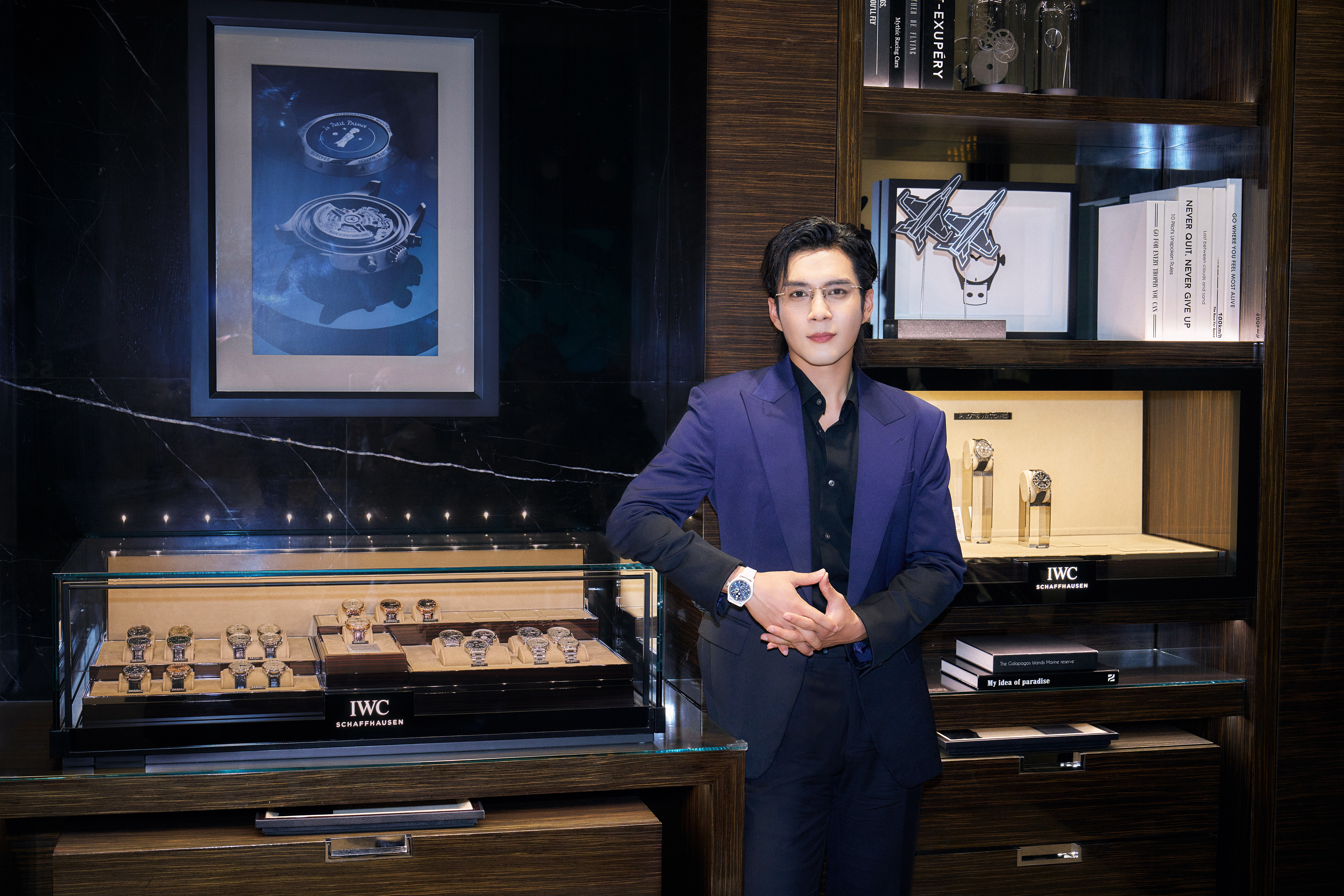 韩东君IWC万国表活动现场🈶，利落西装氛围感拉满，腕间佩戴IWC大型飞行员双向