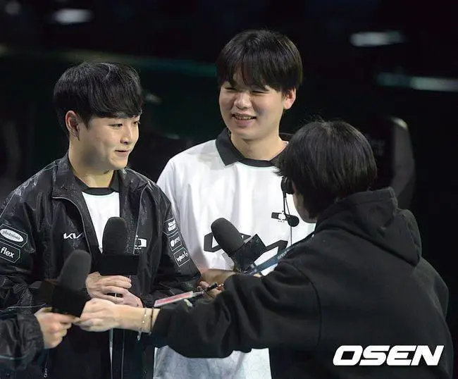 近日2026LCK常规赛DK以2比0战胜GEN，赛后DK下路Smash选手接受韩