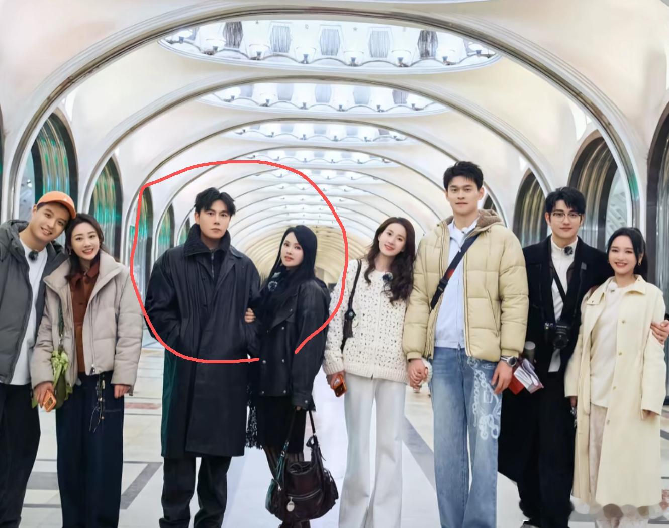 别拿一张合照瞎猜秦昊伊能静婚变了，哪有那么多貌合神离的弯弯绕绕他俩打从结婚起