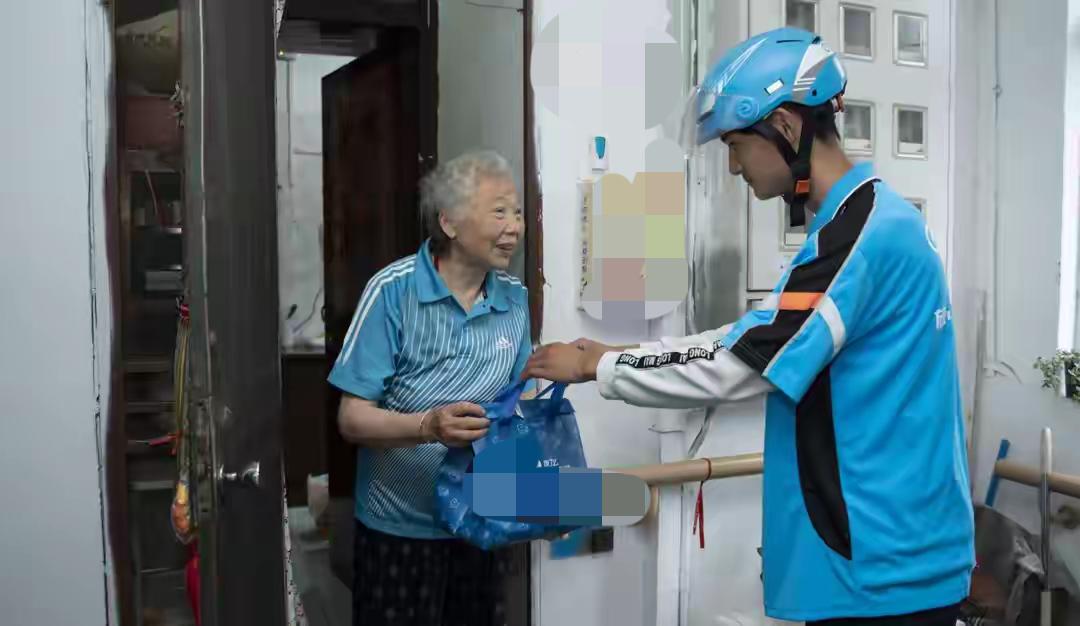 一位83岁的上海老人，用每天50元的“敲门费”，为自己的晚年买了一份特殊的“陪