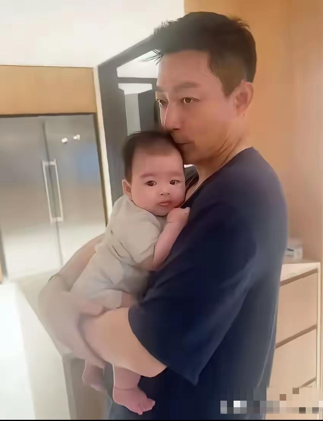 张兰孙子“小七宝＂昨日百日宴和前几日马筱梅直播间大力宣传竟大相径庭！一张照片都没
