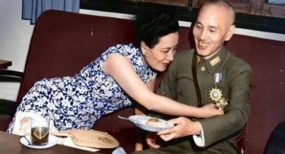 1948年，蒋介石请王耀武吃饭，宋美龄亲自下厨做了山东菜，吃完饭后，王耀武却对妻