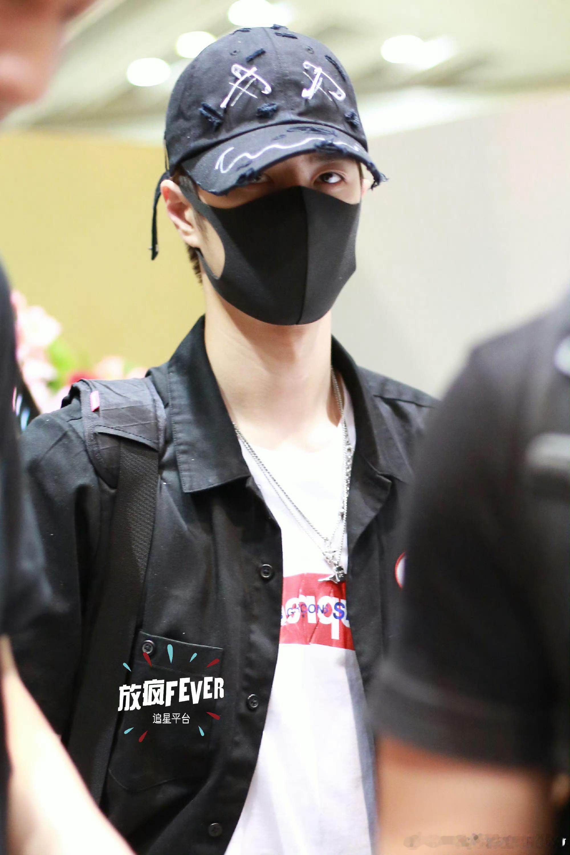 每日考古，越考越快乐！190729北京🛫上海王一博Cr:logo