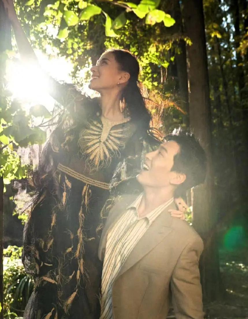 何超莲没否认分居，只说“还是家人”。窦骁在横店拍戏，仨月没回过家。微博删了合照，