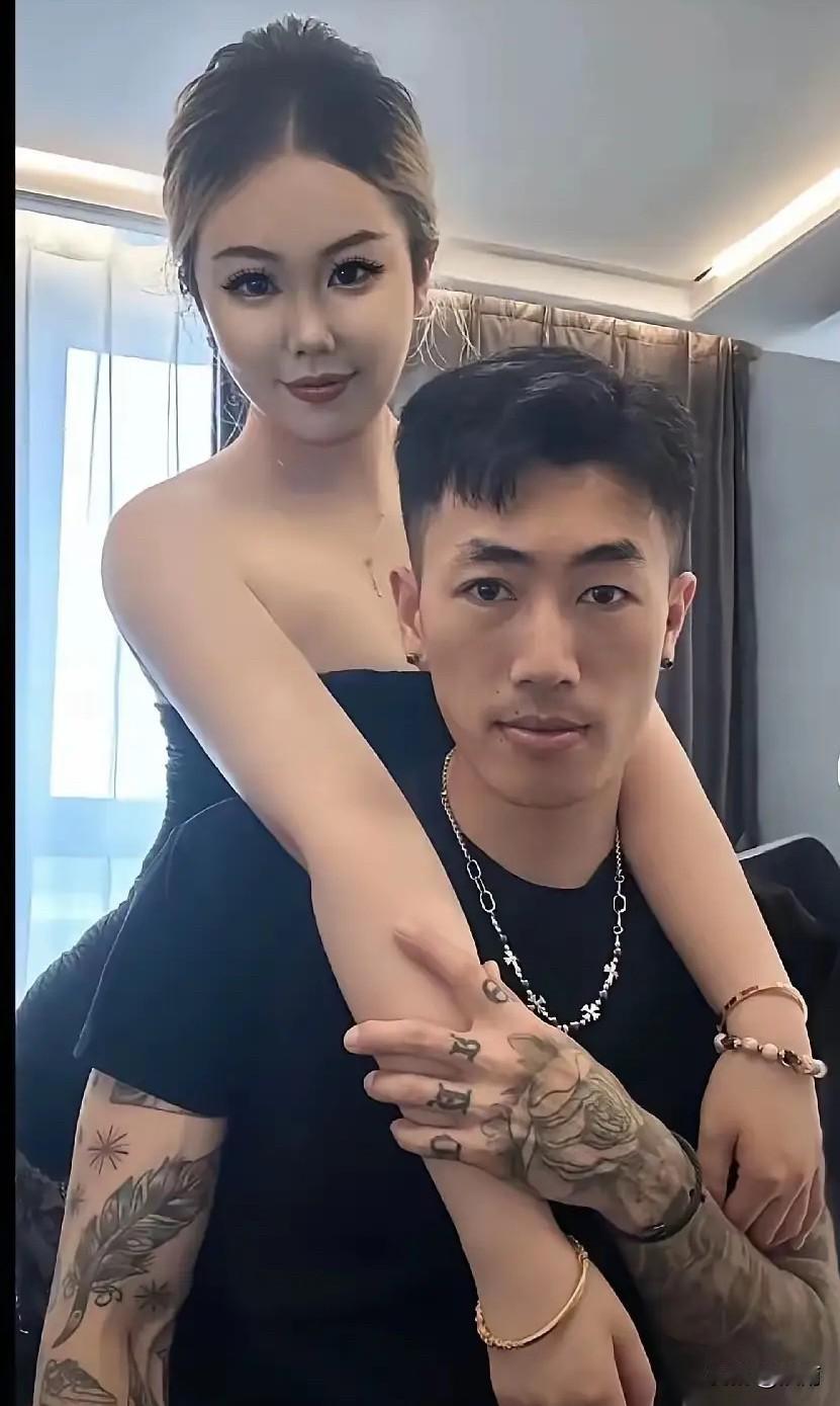 单看这名护士的男友长相还是不错的，浓眉大眼，再戴上一副眼镜，看起来挺斯文的。坏就