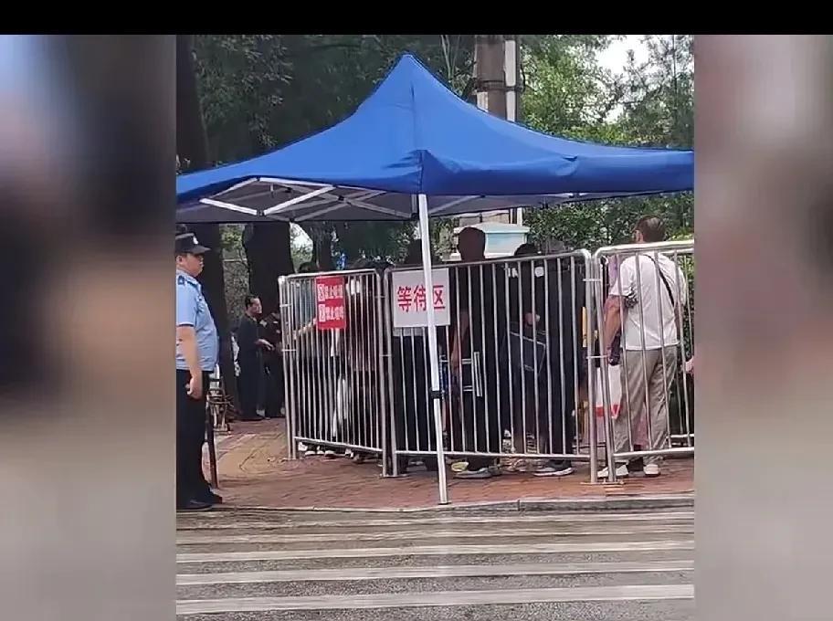 这才是将群众高高举过头顶。巡视组将办公地点设在省委党校。群众排队向巡视组反映问