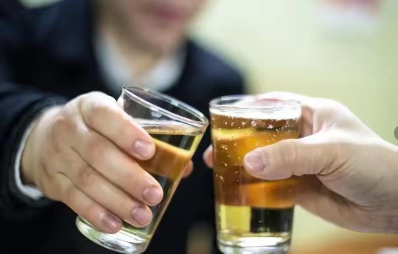 “头孢配酒，说走就走”19岁小伙不信酒后故意服下20分钟后悲剧了19岁的年纪