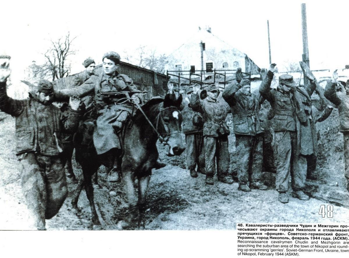 1944年2月，在乌克兰尼科波尔，一名苏联红军骑兵抓住一名德国战俘的脖子，
