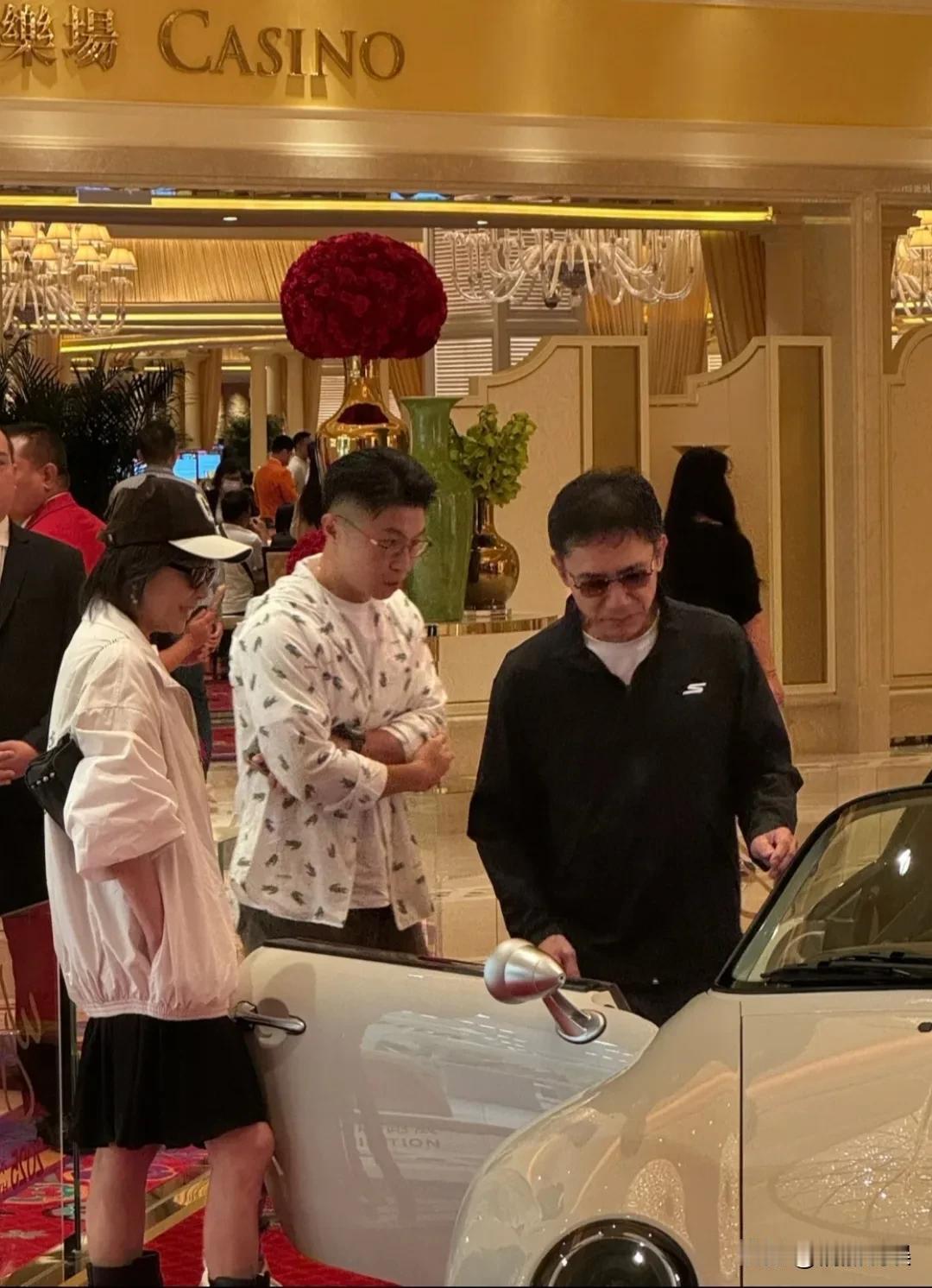 贫穷限制了我的想象，这个世界是有圈子的！刘嘉玲、梁朝伟现身澳门看豪车展，刘嘉玲