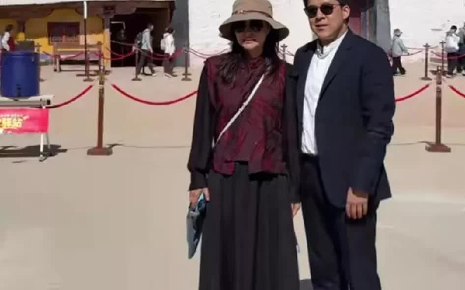 郭晶晶霍启刚夫妻二人游西藏，彻底撒了回狗粮！郭晶晶穿藏族特色服装，夫妻俩人手手相