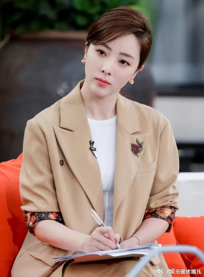 李思思原来是i人当主持谁规定i人不能做好主持？李思思用经历说明，不管性格内外向