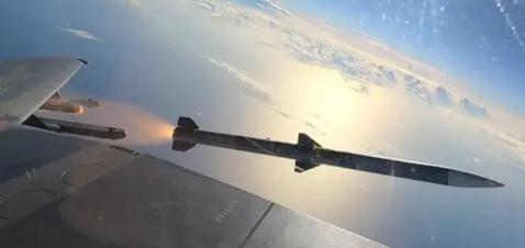 中国顶刊论文承认，AIM-260超越了PL-15，但最终结论让美国有点哭笑不得！