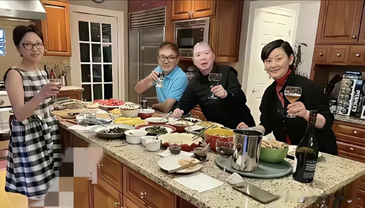 这张照片拍的是冯小刚、徐帆自家豪宅的开放式厨房，中间这个食材操作台直接当餐桌，台