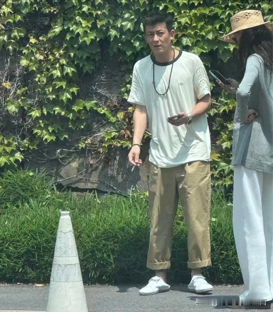 果然没有对比就没有伤害，当年他可是比谢霆锋帅，现在人家谢霆锋还依旧年轻帅气，可是