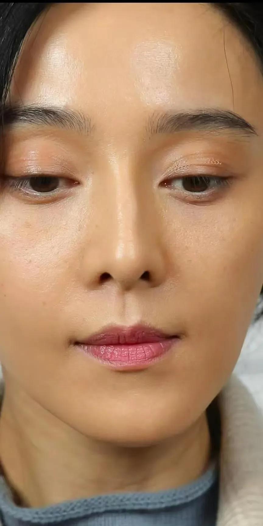 我就很不理解，大部分女明星的双眼皮都非常好看非常对称，结果还要贴双眼皮，最后搞得