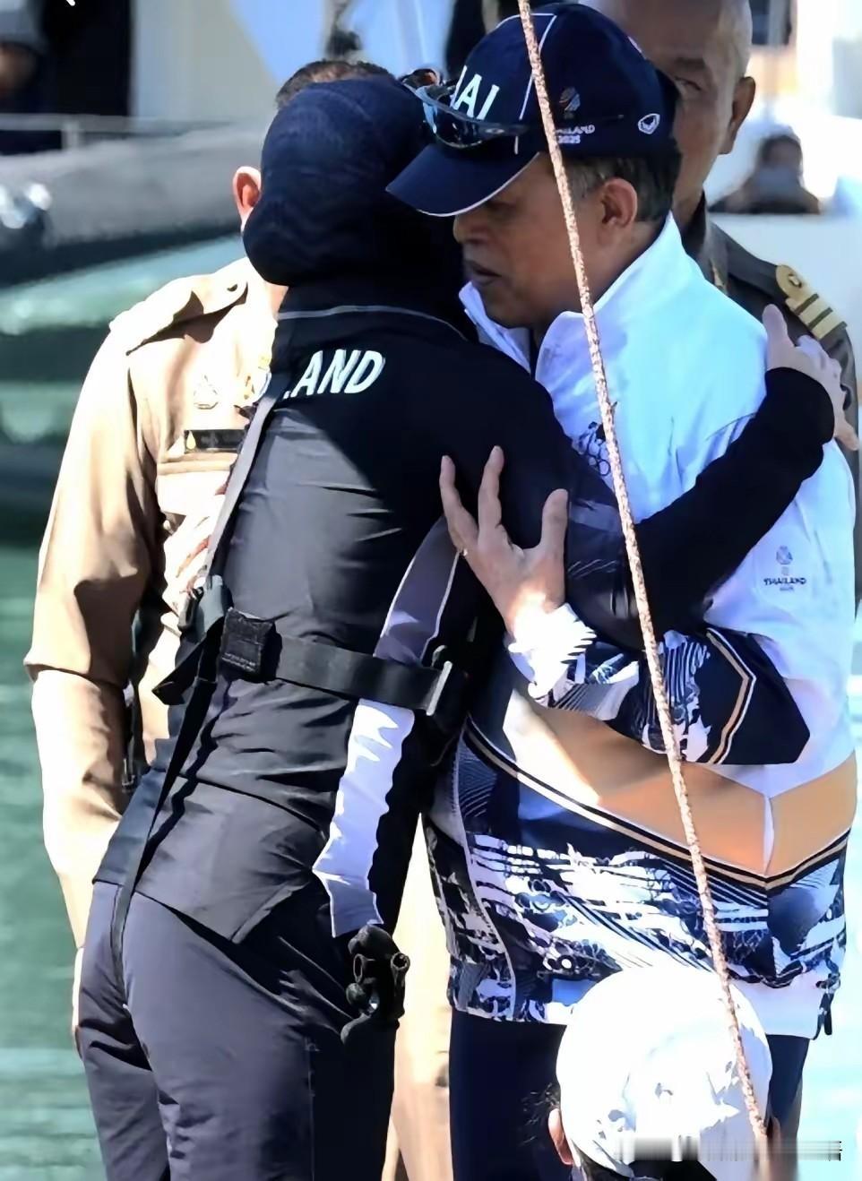 无论是泰王一把搂住正要下跪的王后，还是73岁的普京在采访时，大方承认恋情，并相信